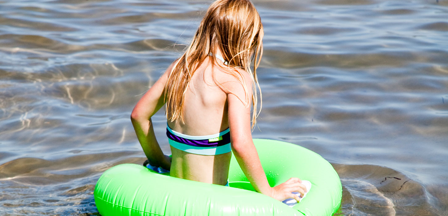 Pige med badering i vandet