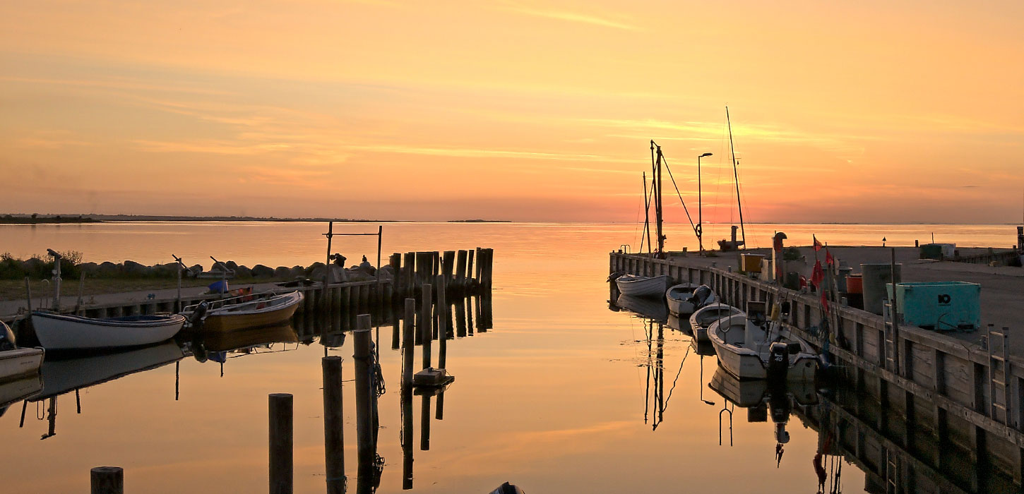Aftensolen går ned over Ristinge Havn