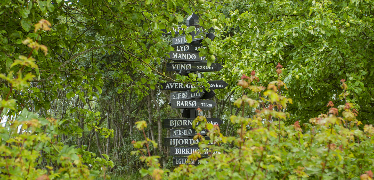 Skilt på Strynø med afstande til omkringliggende øer