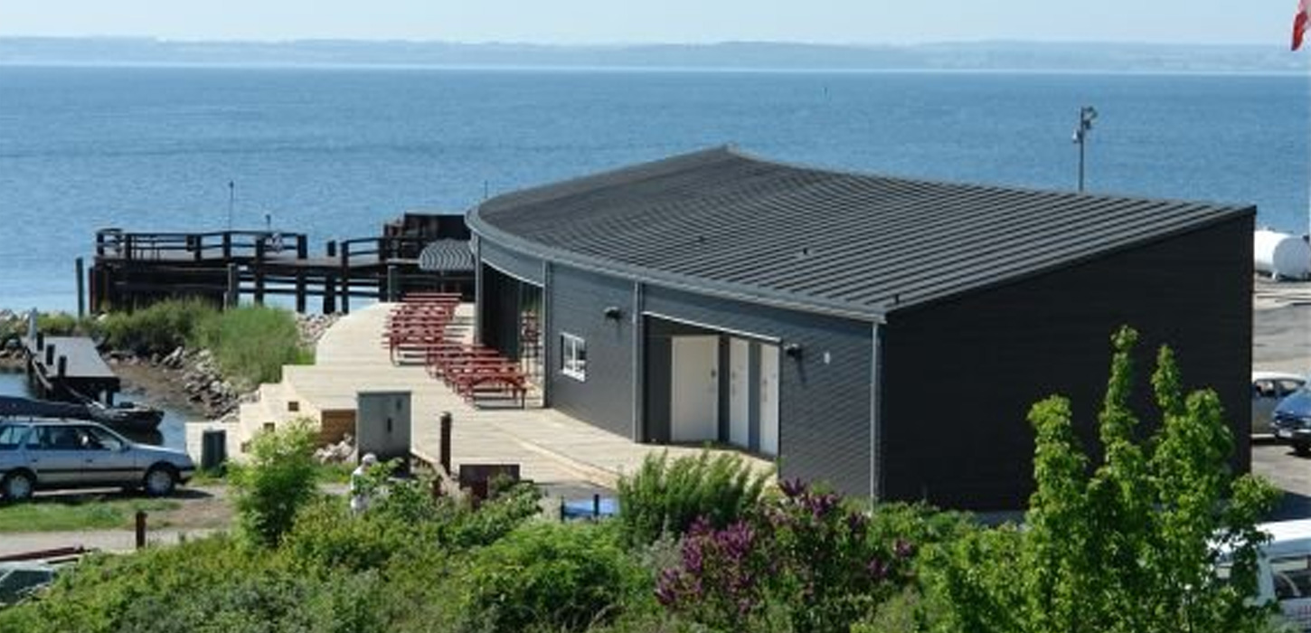 Fælleshus på havnen i Lohals