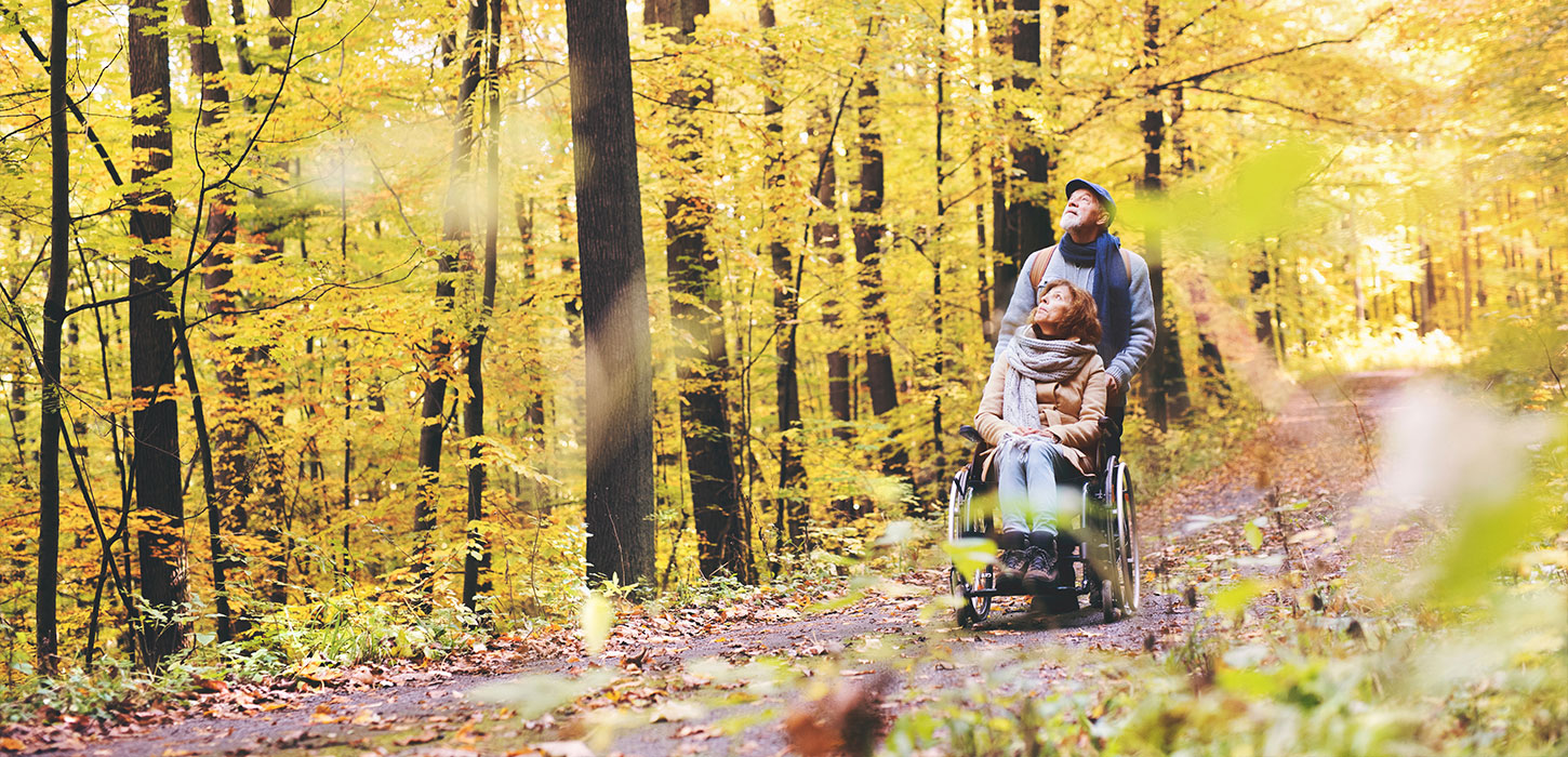 Par på skovtur med kørestol