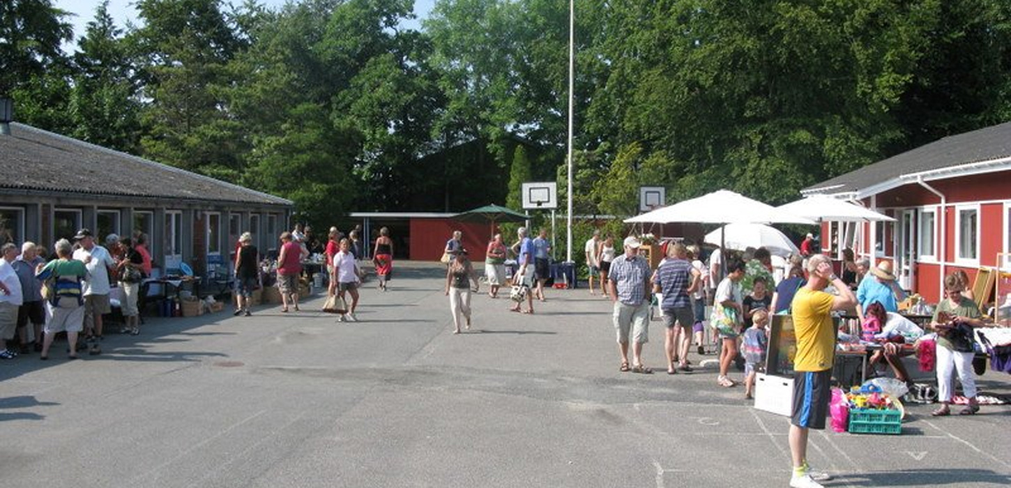 Hver sommer afholdes marked på Hou Skole