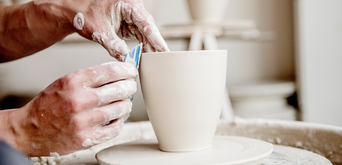 En keramiker er ved at lave en krus