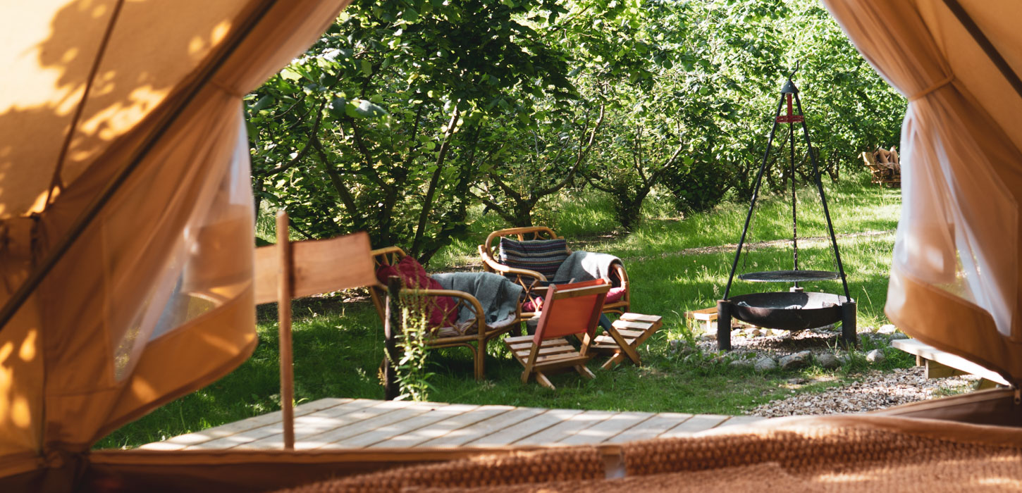 Blåsted foran et glamping telt på Langeland