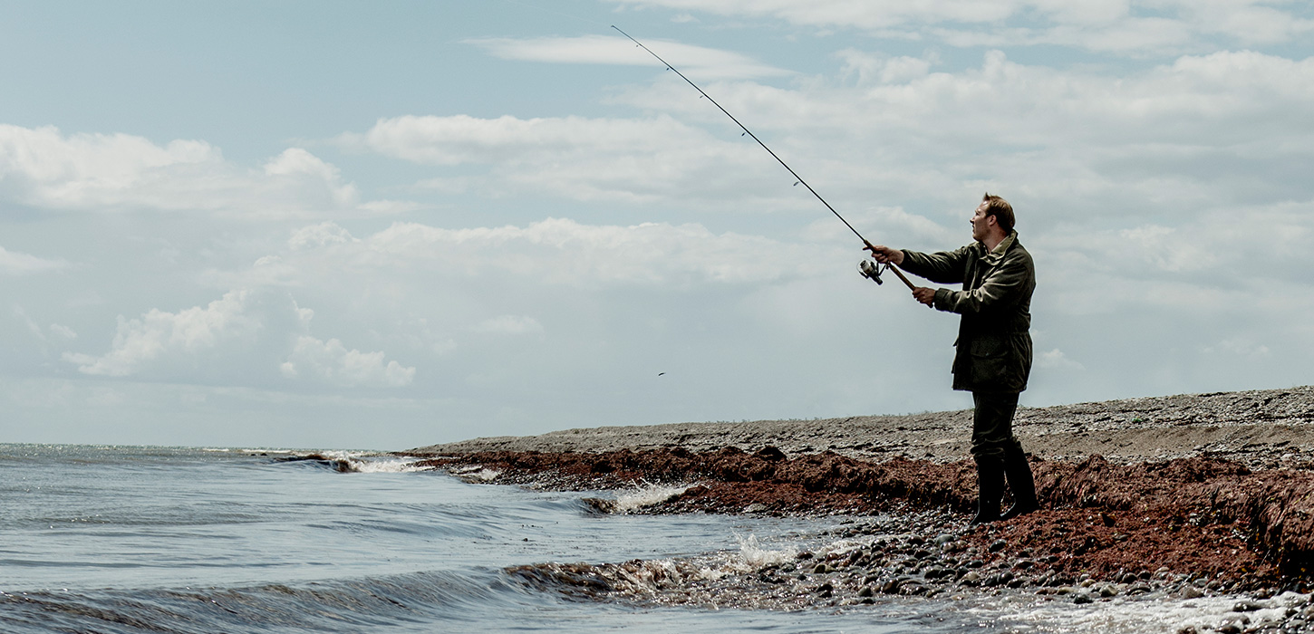 Lystfisker kaster snøren ud på Langelands kyst