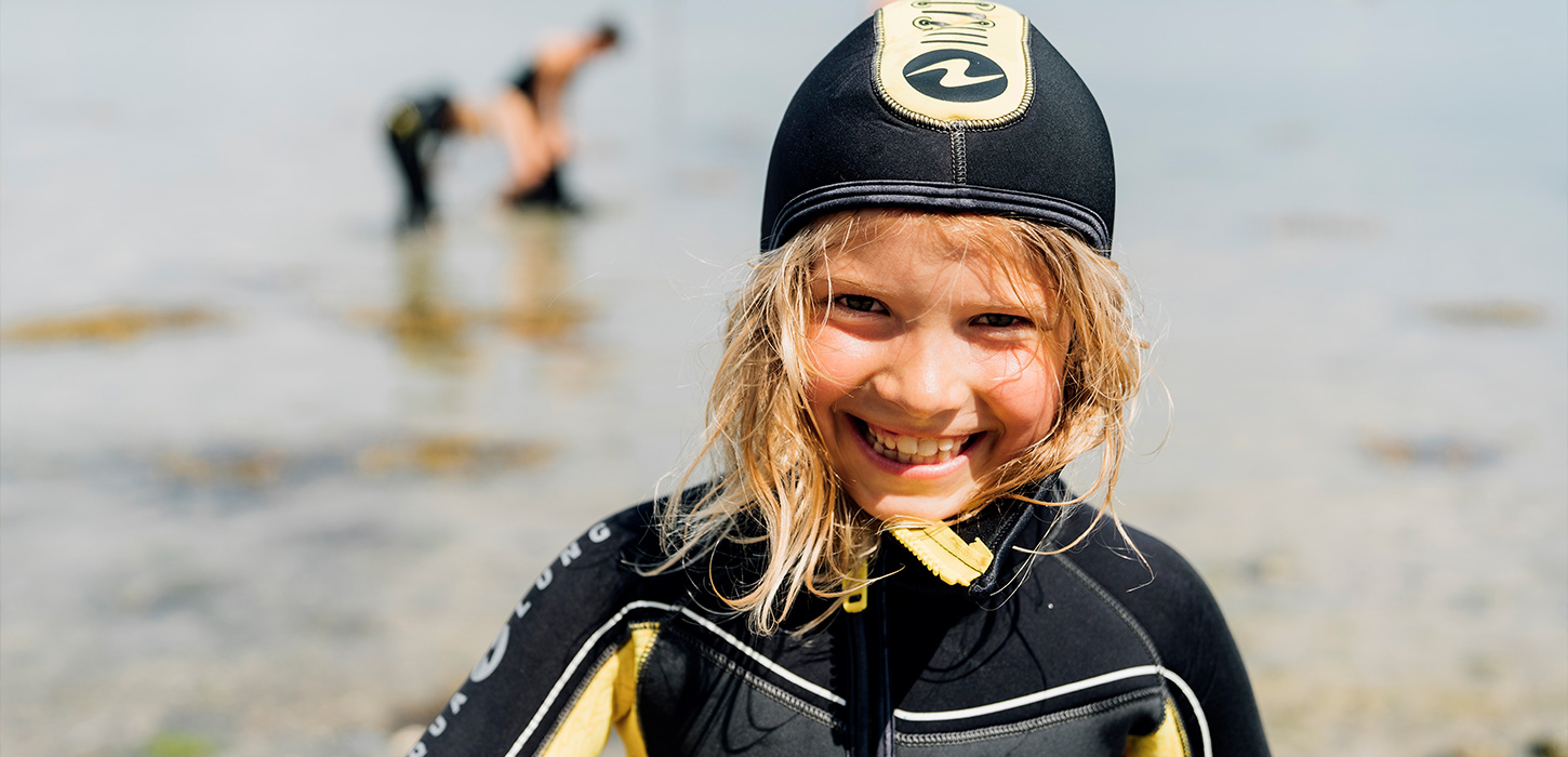 Barn med dykkerudstyr