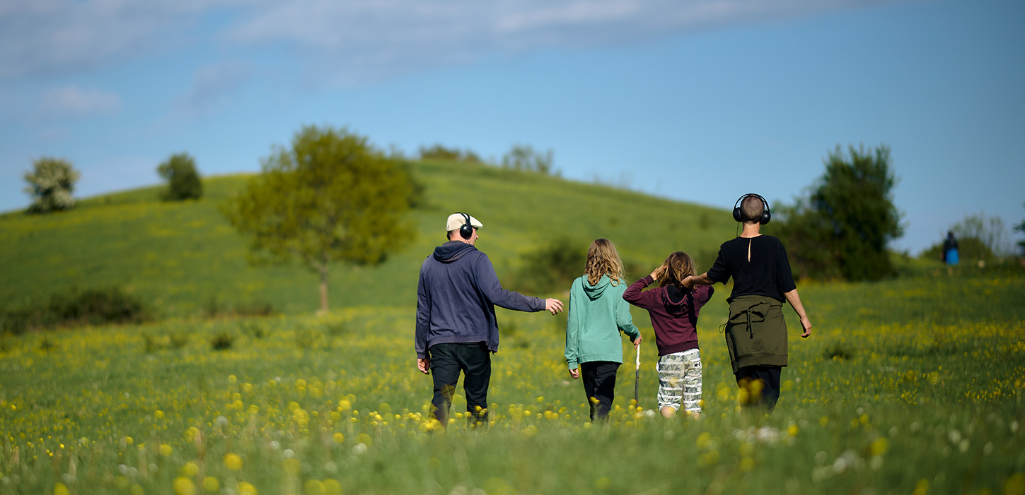 Familie på audiowalk ved Skovsgaard