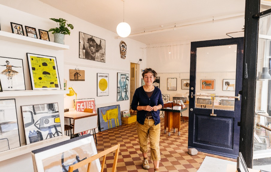 Kunstner i udstillingslokale