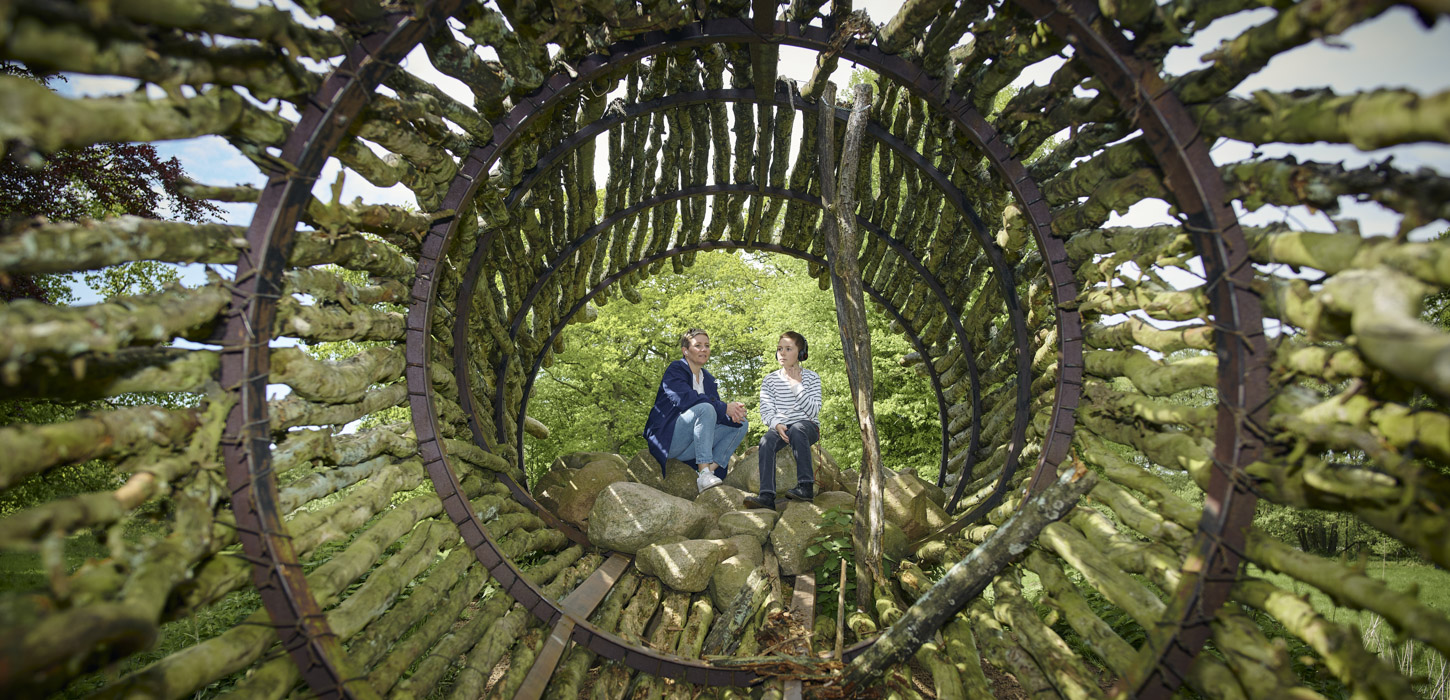 Tickon - Mor og barn der lytter til det usynlige teater