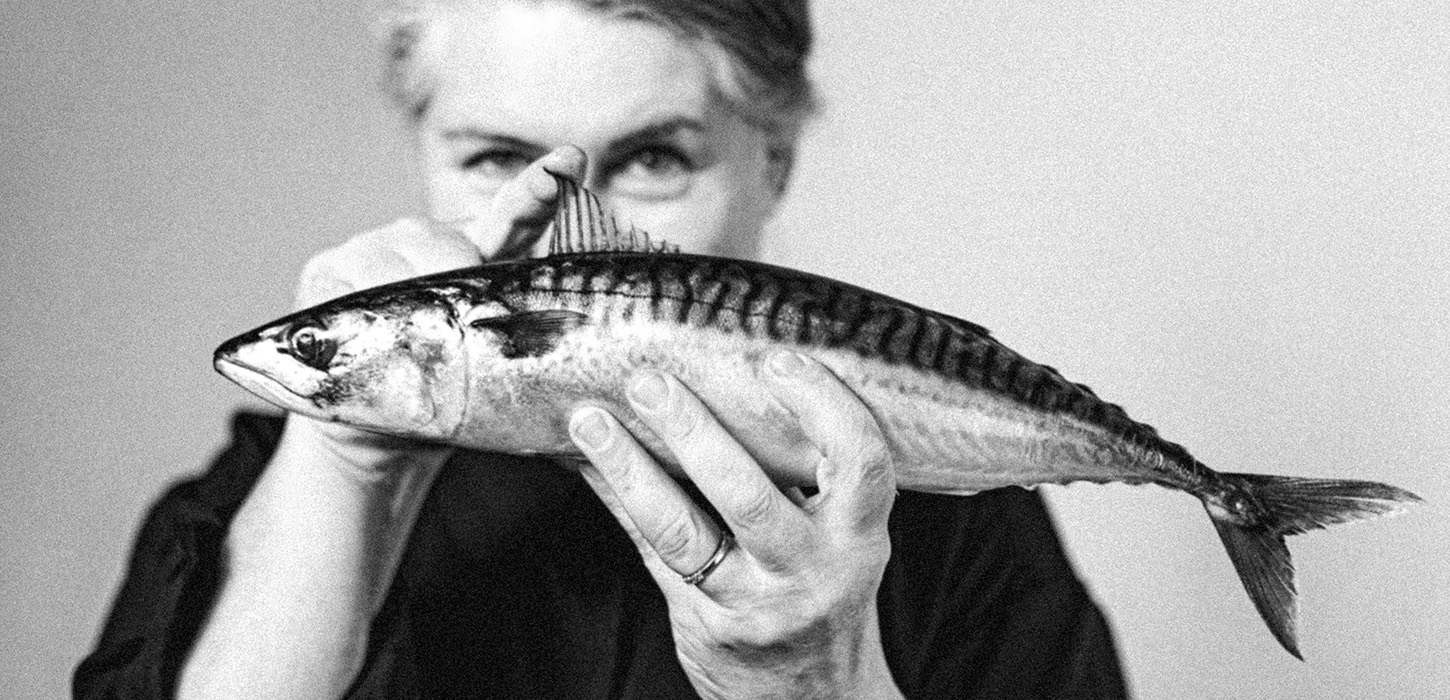 Linea Hansen trykker med fisk