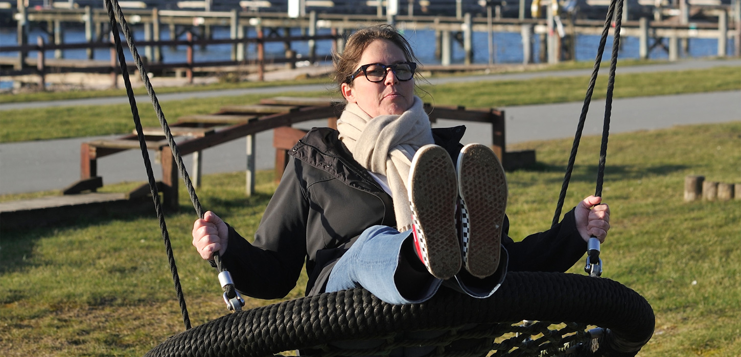 Maj i gynge på Lohals Havn