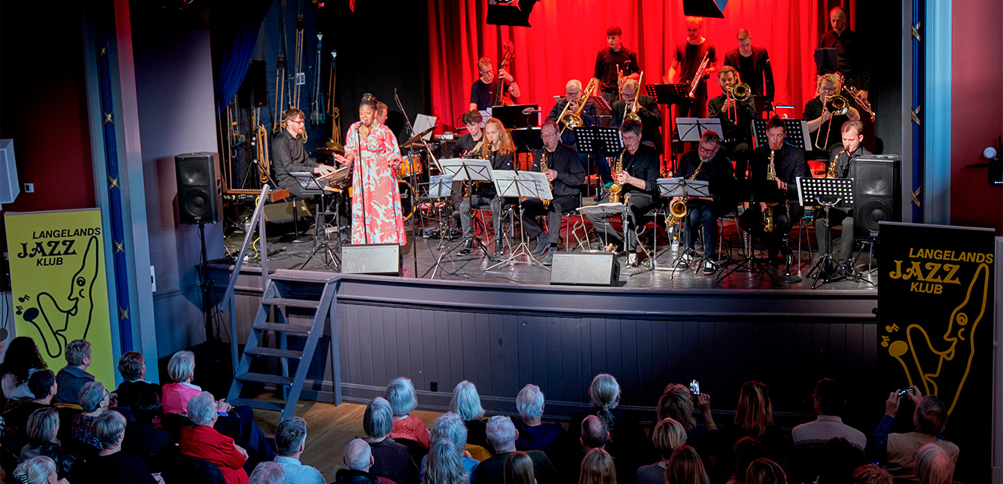 Sangerinden Miriam Mandipira som solist i Basic Bigband_Foto Søren Stidsholt Nielsen