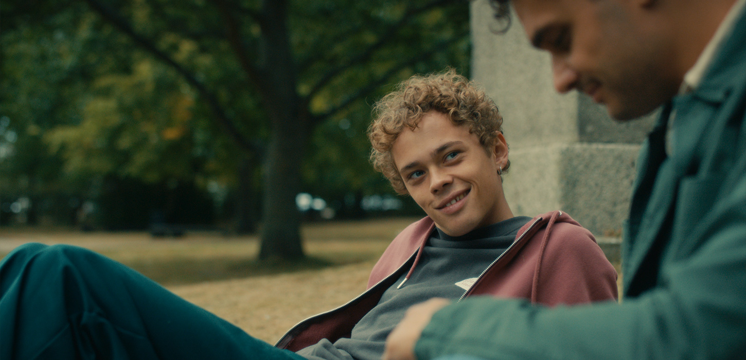 Noa Risbro Hjerrild smiler til Alexander Mayah Larsen i en Ørstedparken i Rudkøbing