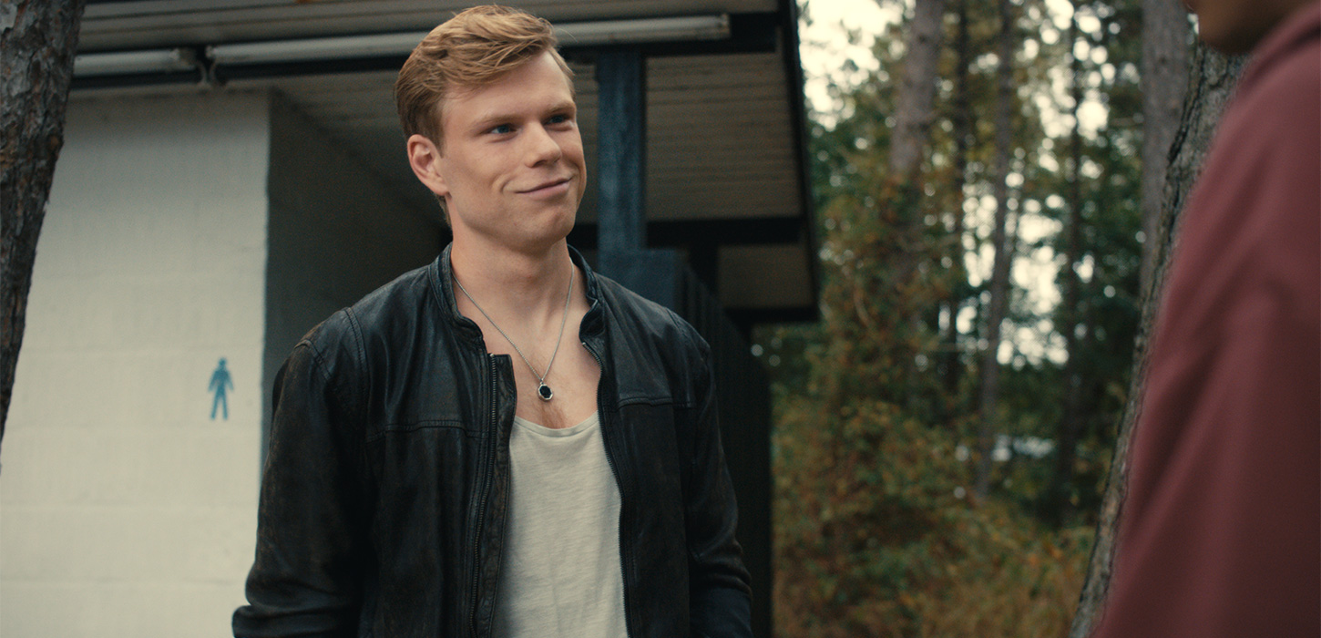 Jonathan Bergholdt smiler til Noa Risbro Hjerrild udenfor en toiletbygning ved Bjørnhøj Strand