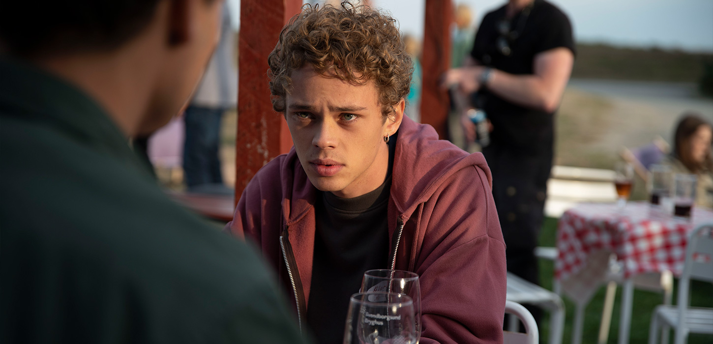 Noa Risbro Hjerrild og Alexander Mayah Larsen kigger på hinanden i filmen Glasskår