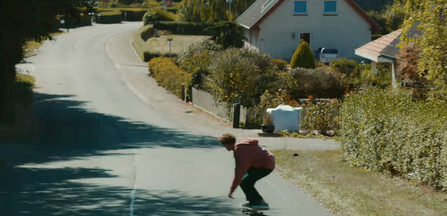 Screenshot fra filmen Glasskår - skateboard i Humble