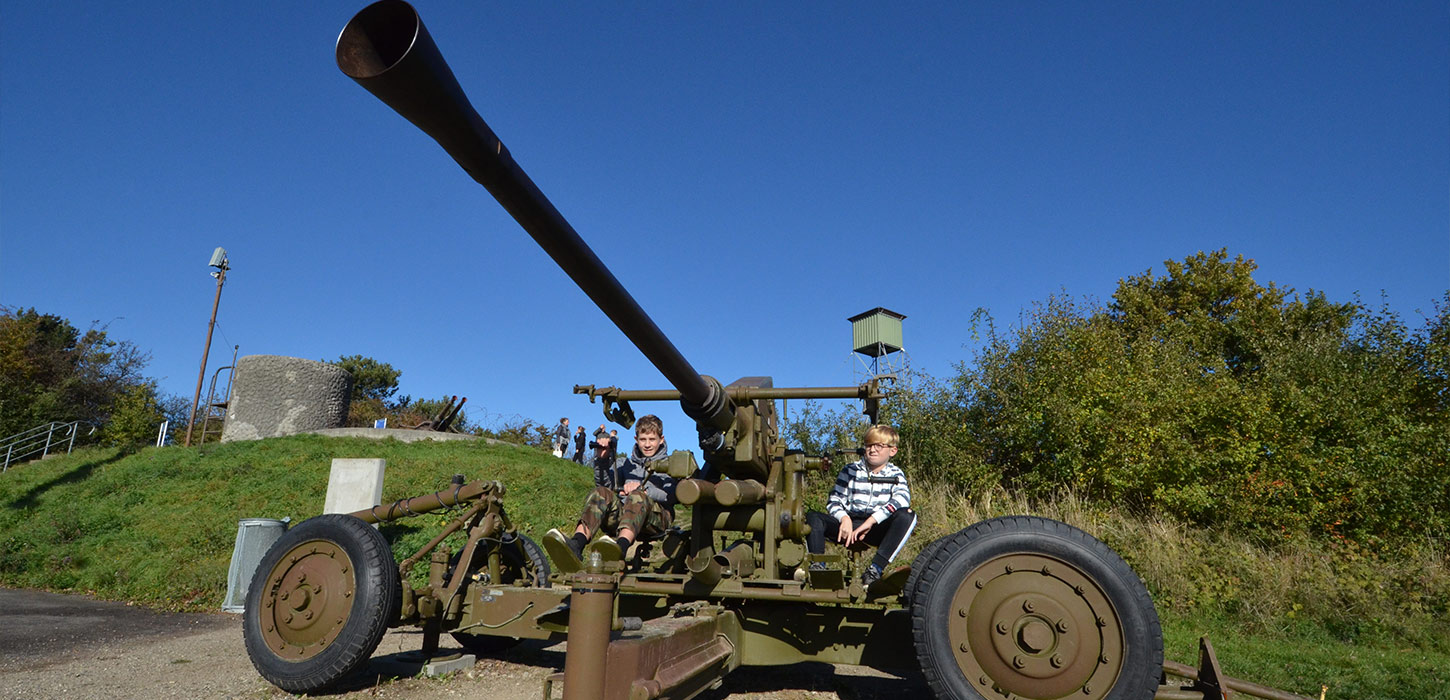 Børn prøver kanon på Langelandsfortet