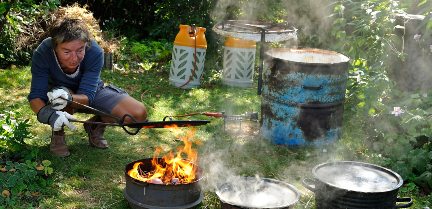Ann-Kerstina laver ild i haven