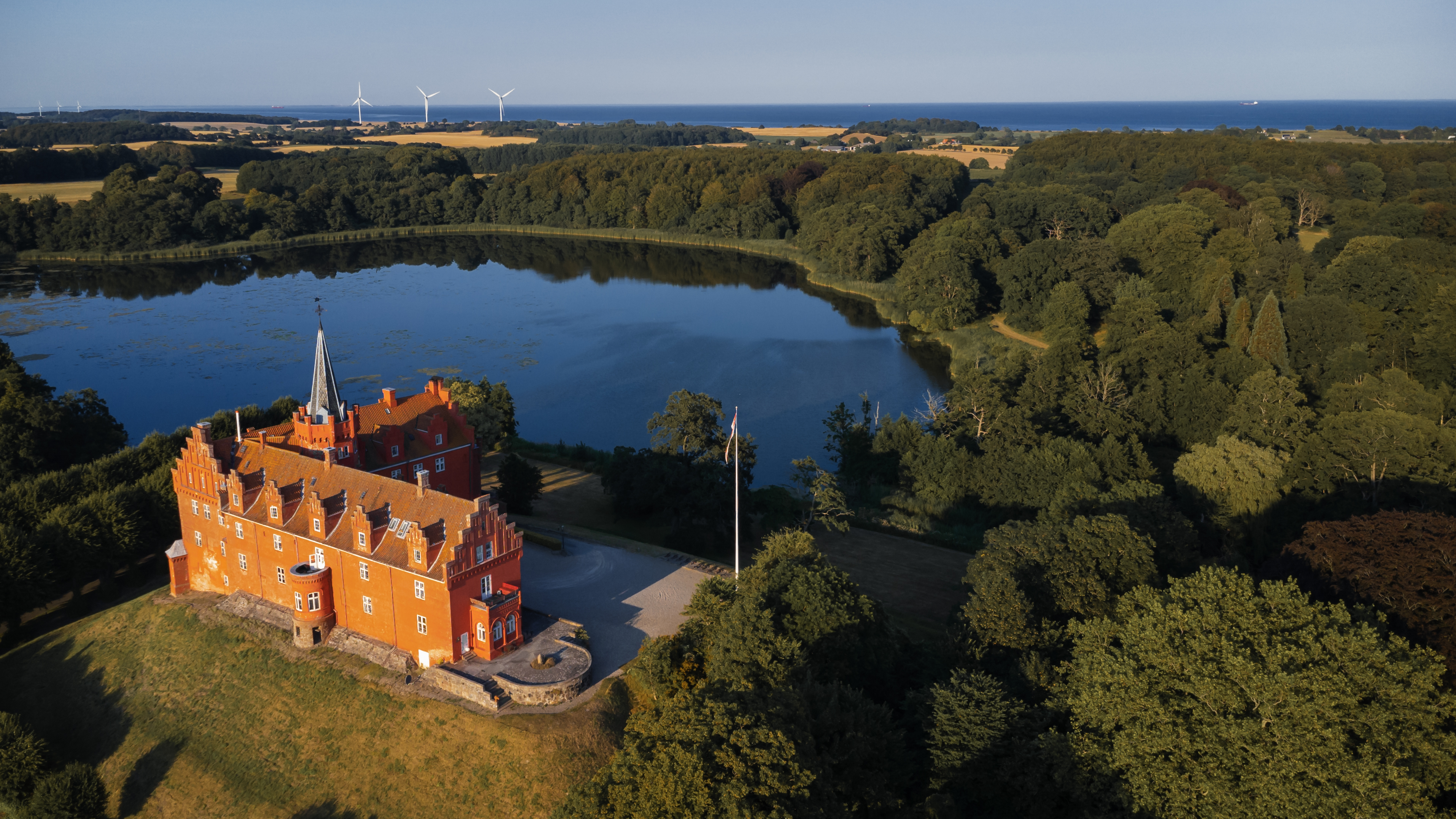 Dronefoto af Tranekær Slot og slotsøen
