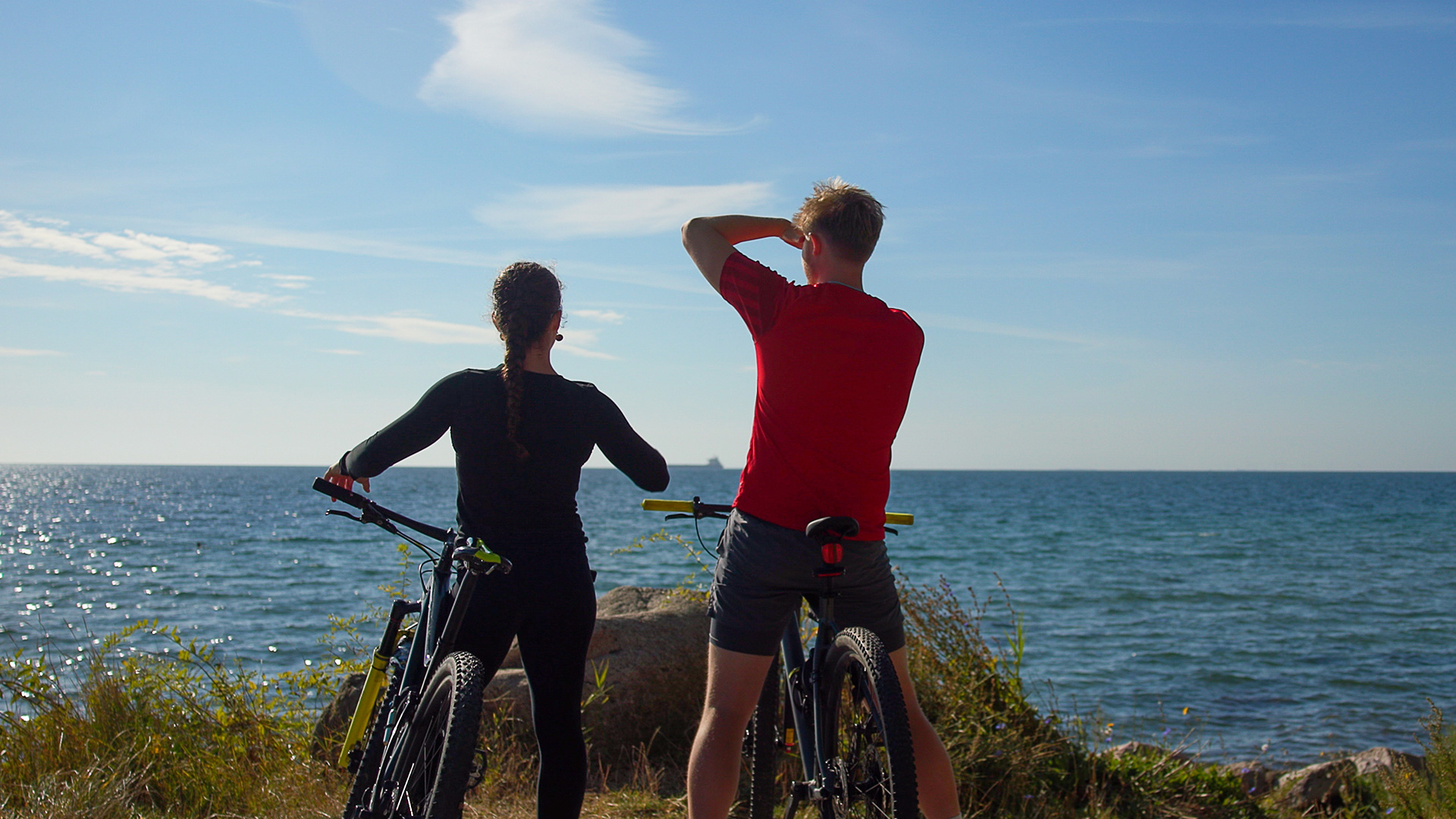 To cyklister kigger over havet