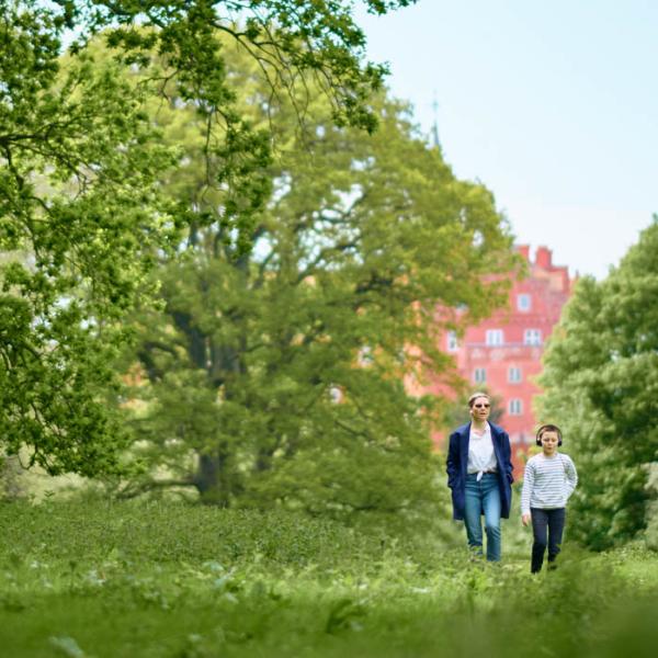 En mor og datter går i Tickon parken og lytter til usynlig teater