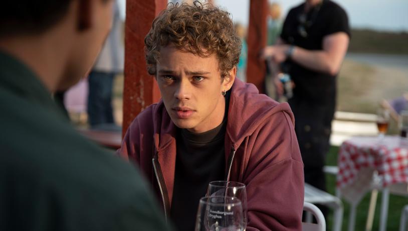 Noa Risbro Hjerrild og Alexander Mayah Larsen kigger på hinanden i filmen Glasskår