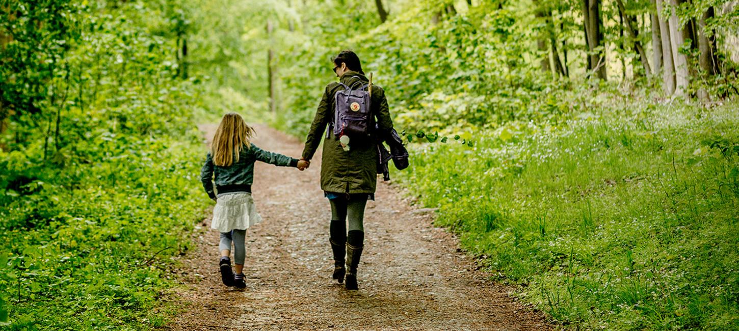 Mor og datter går tur i skoven