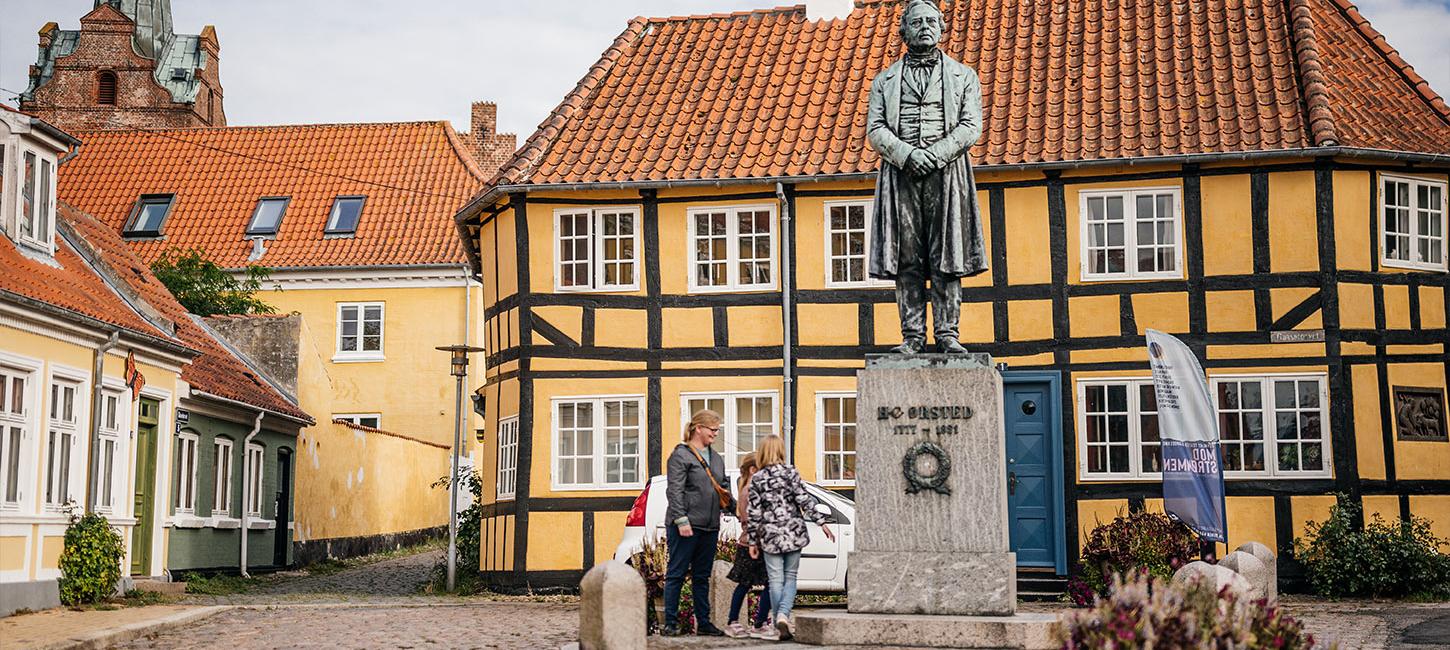 Børnefamilie for H.C.Ørsted statuen på Gåsetorvet i Rudkøbing