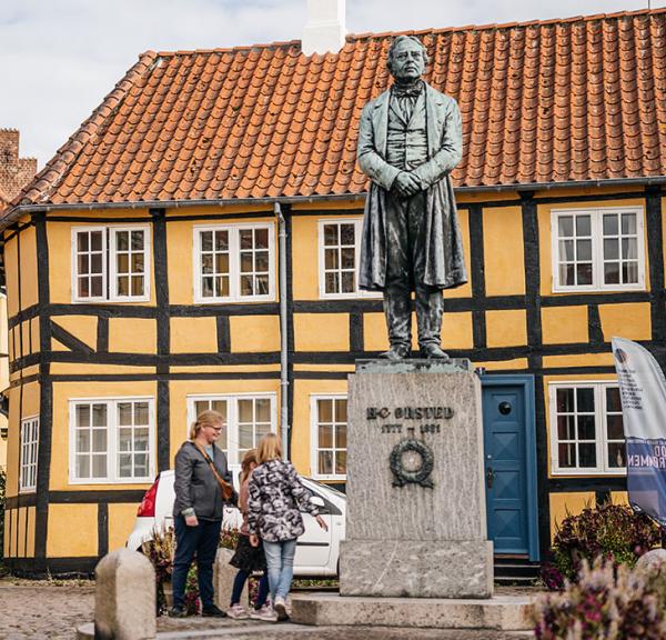 Børnefamilie for H.C.Ørsted statuen på Gåsetorvet i Rudkøbing