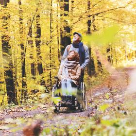 Par på skovtur med kørestol
