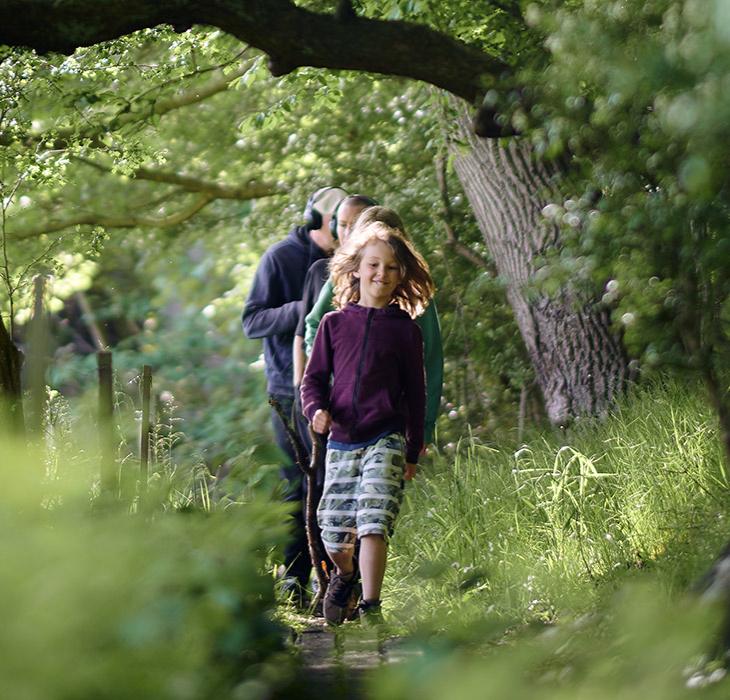 Familie på vandretur ved skovsgaard